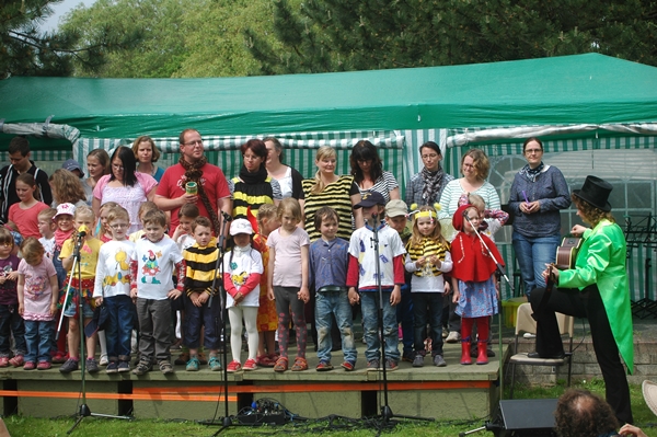 Kinder der Grundausbildung singen mit Grille Adelheid im Tierpark