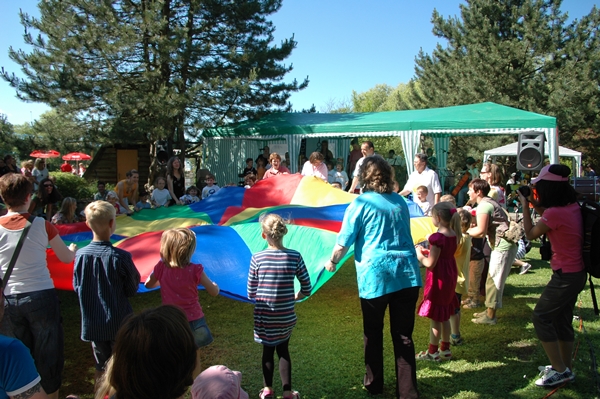 Kinder der Musikalischen Früherziehung mit Schwungtuch beim Tierparkfest - © C.Witt Kinder der Musikalischen Früherziehung mit Schwungtuch beim Tierparkfest