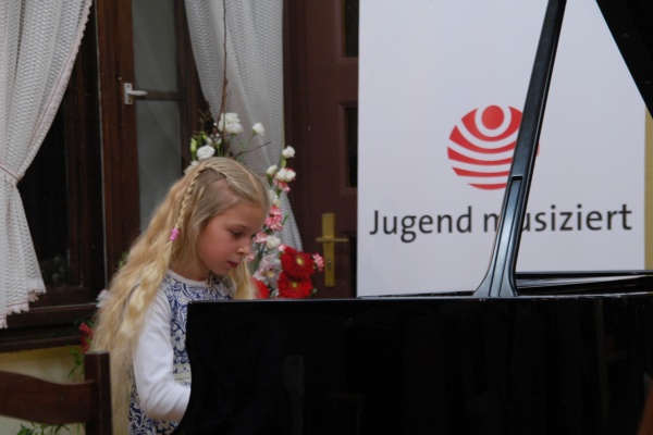 Klavierschülerin beim Vorspiel