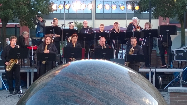 Bigband Groovties beim Auftritt ins Heringsdorf, im Vordergrund der Kugelbrunnen - © C.Witt Bigband Groovties beim Auftritt ins Heringsdorf, im Vordergrund der Kugelbrunnen