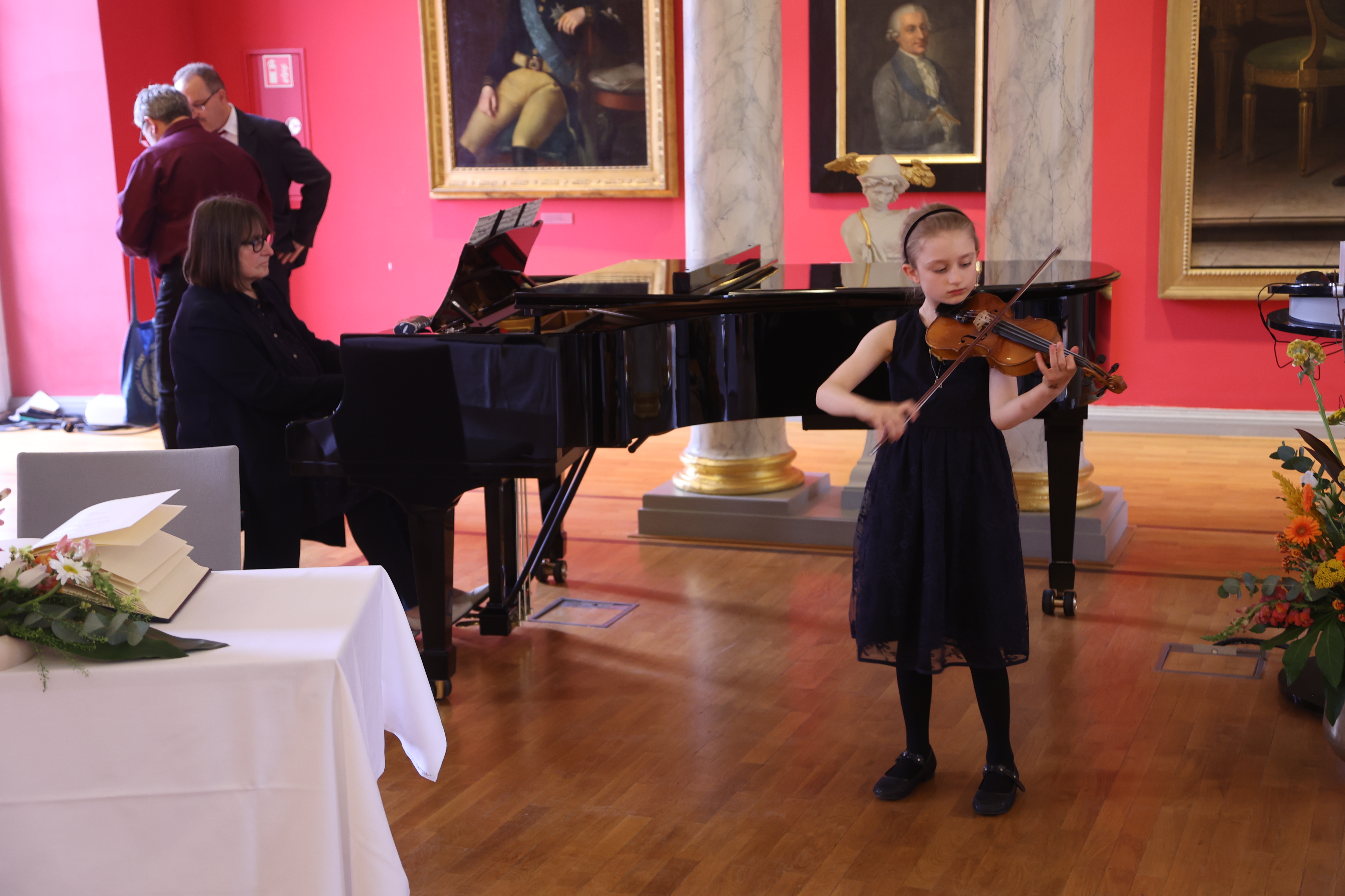 Sophia spielt beim Stadtempfang 2025 in der Aula der Universität