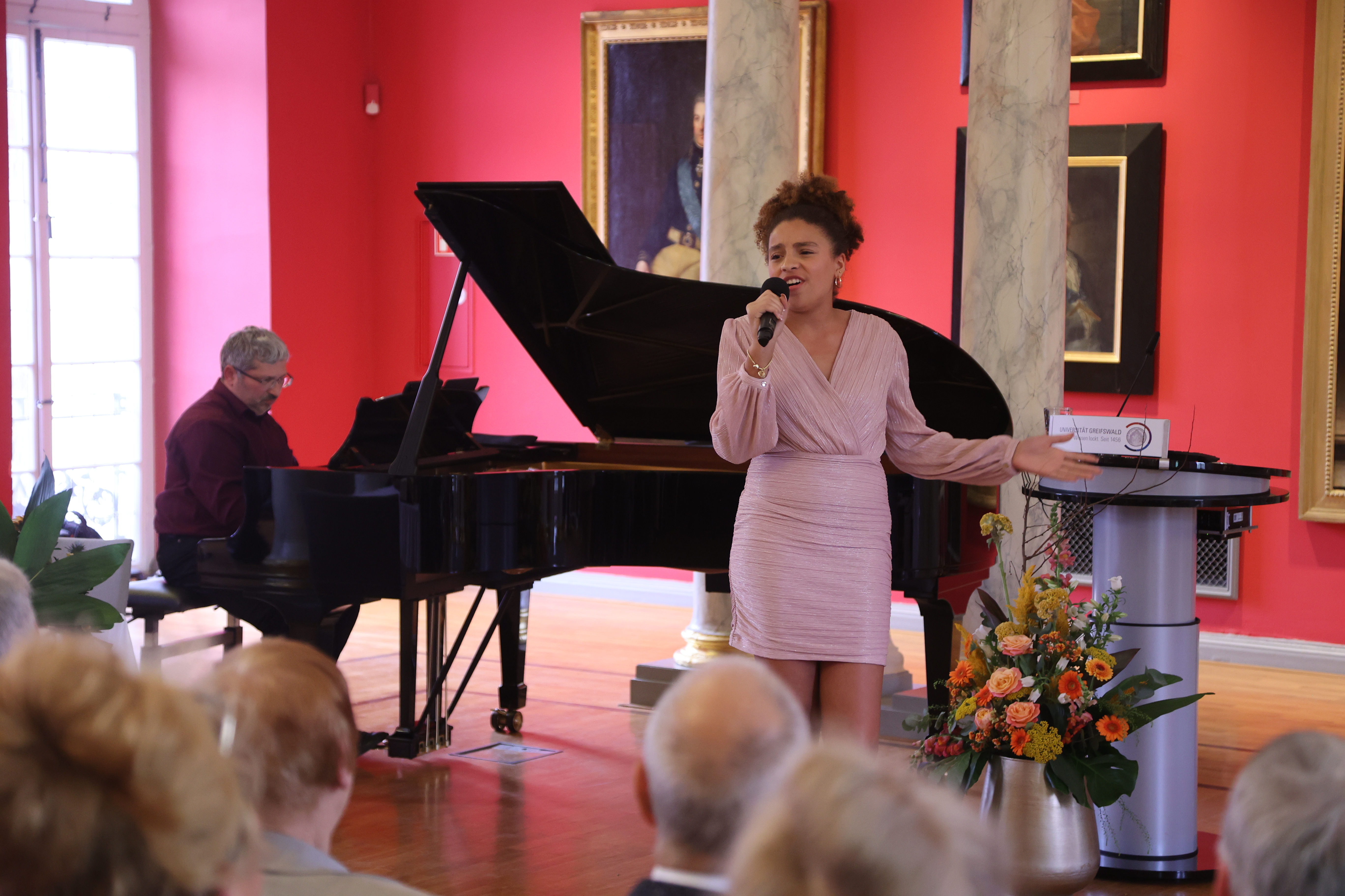 Lyna singt beim Stadtempfang in der Aula der Universität