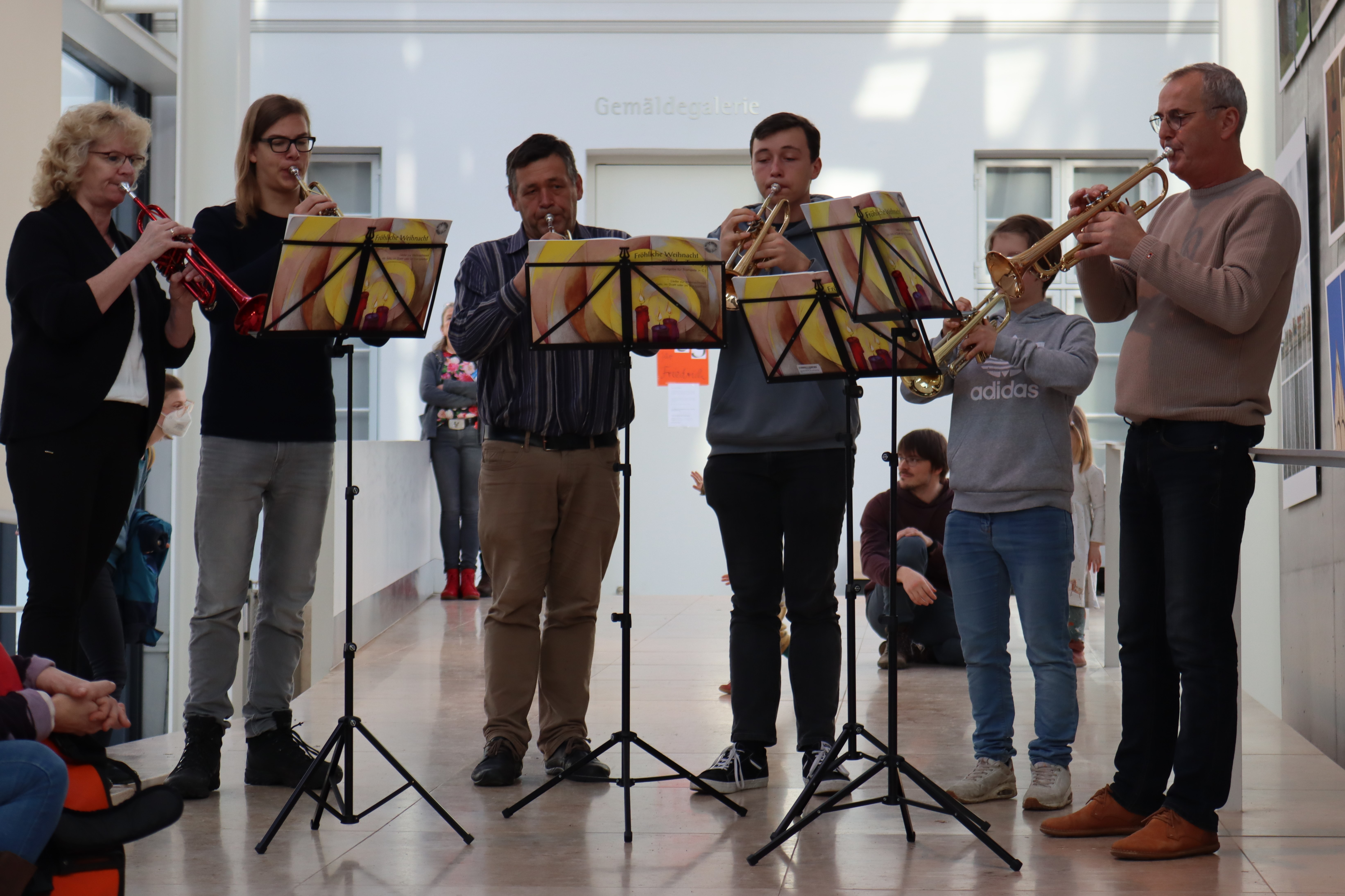 Blechbläser spielen auf dem Kunsthandwerkermarkt
