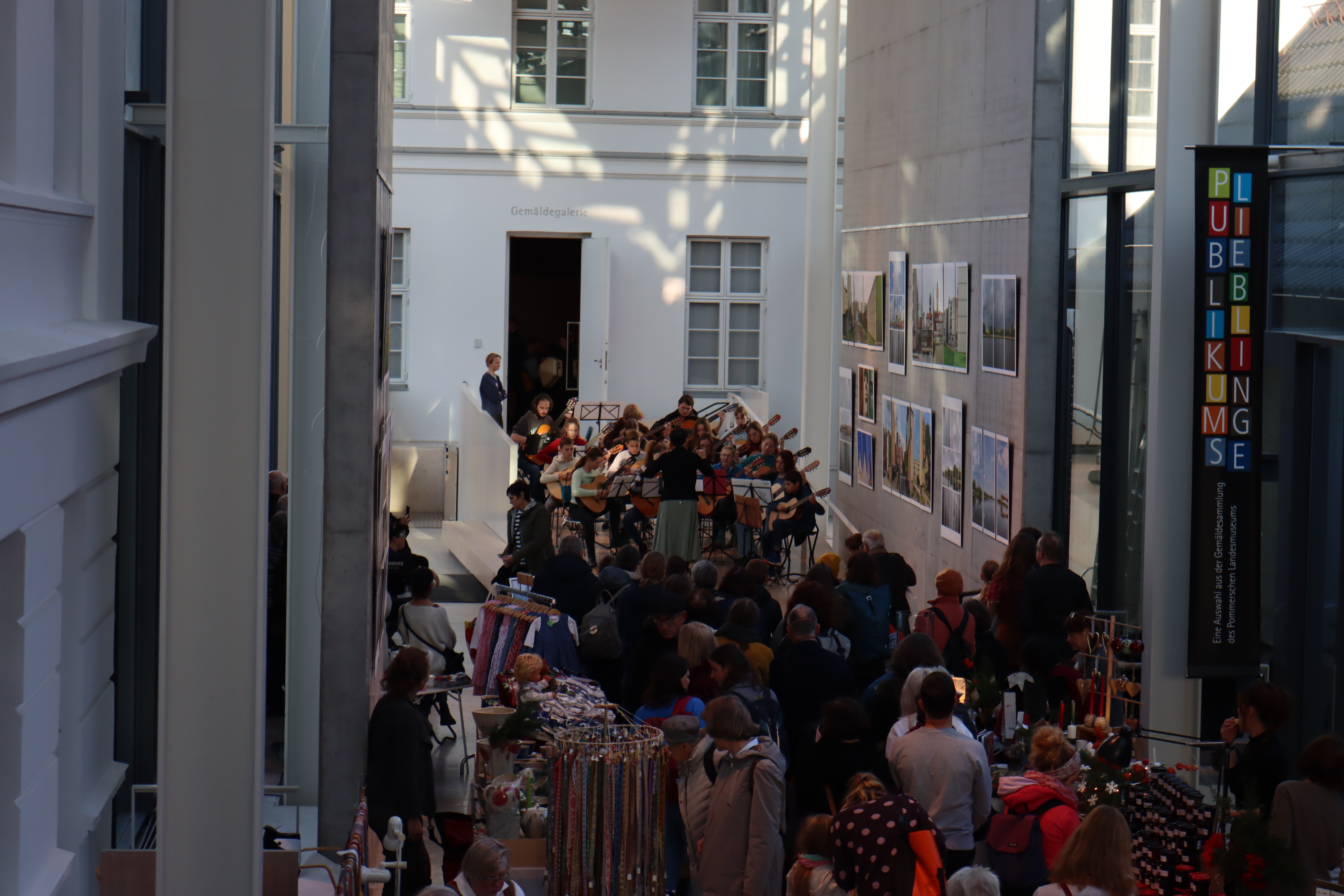 Das Gitarrenorchester spielt auf dem Kunsthandwerkermarkt