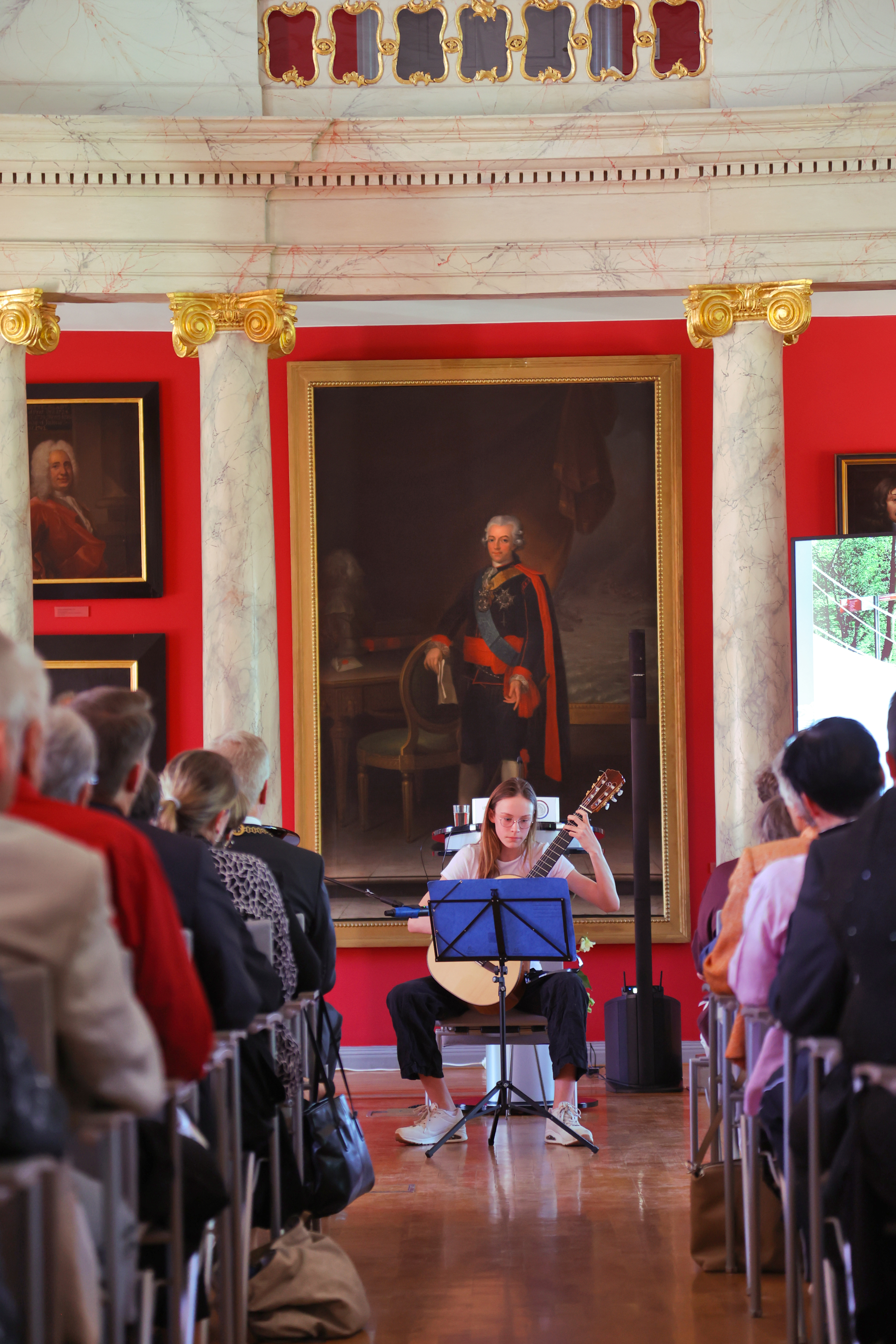 Gitarrenvorspiel in der Aula der Universität