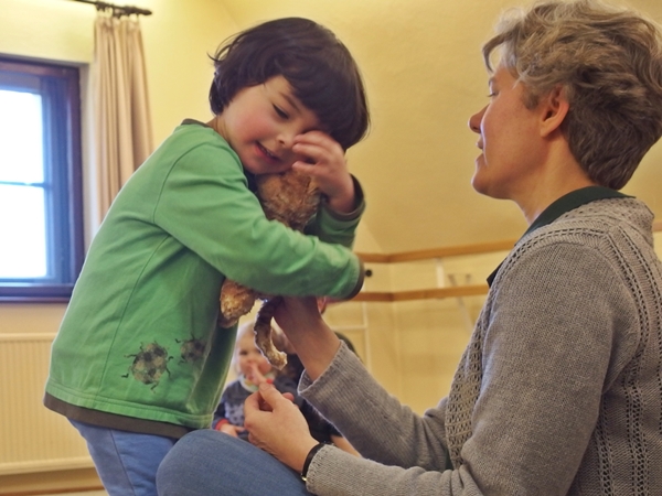 Kind mit Kuscheltier Kind mit Kuscheltier