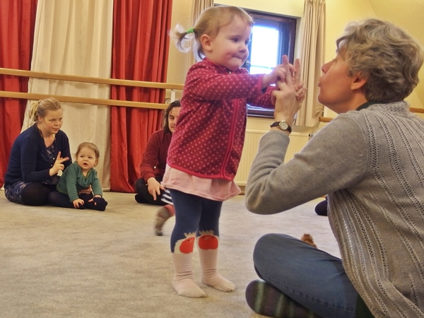 Lehrerin mit Kind im Unterricht Lehrerin mit Kind im Unterricht