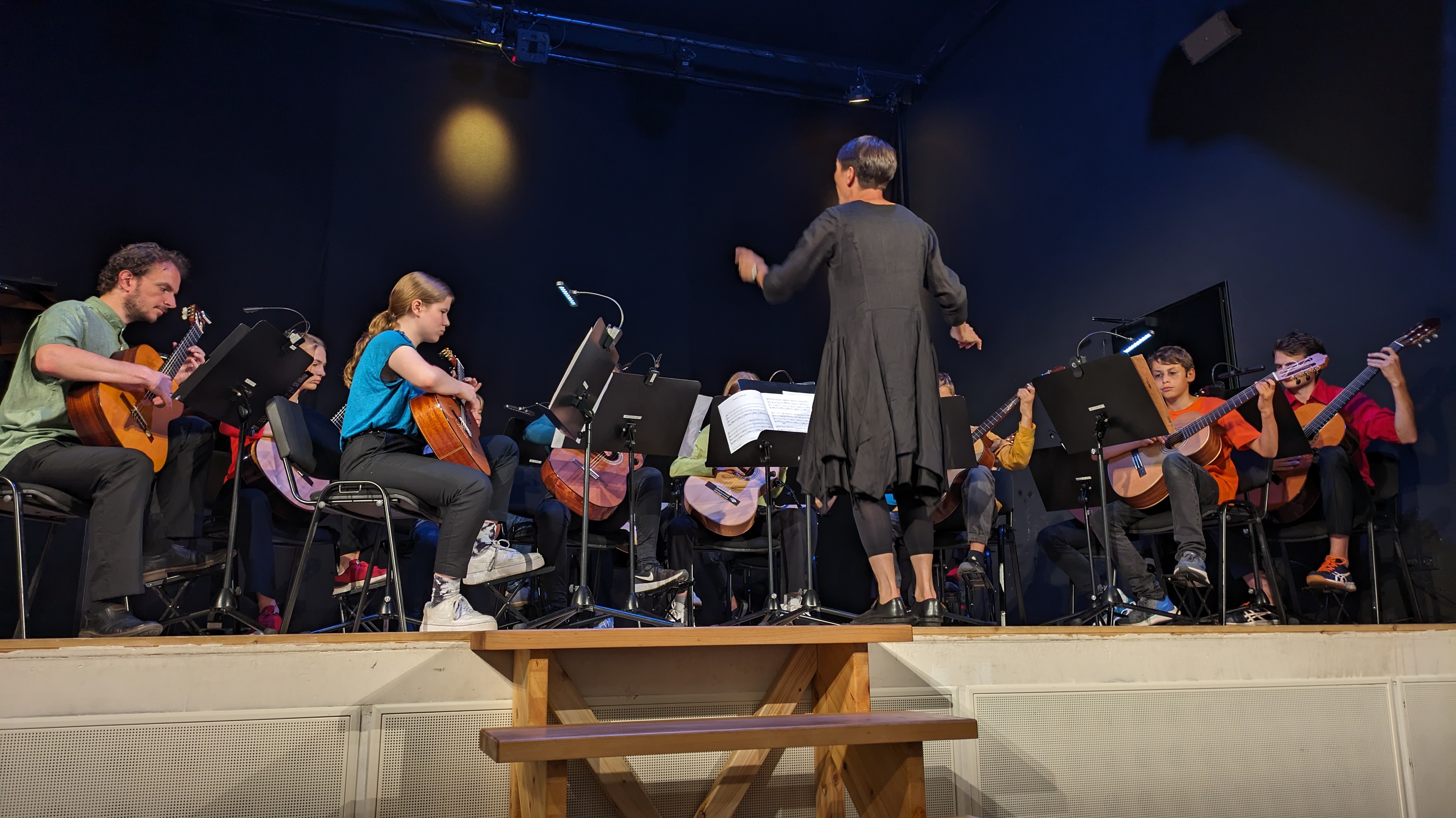 Gitarrenorchester beim Auftritt in der STRAZE