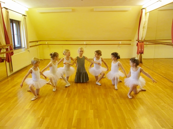 Kinder vom Tanzunterricht bei der Probe zu Aschenputtel