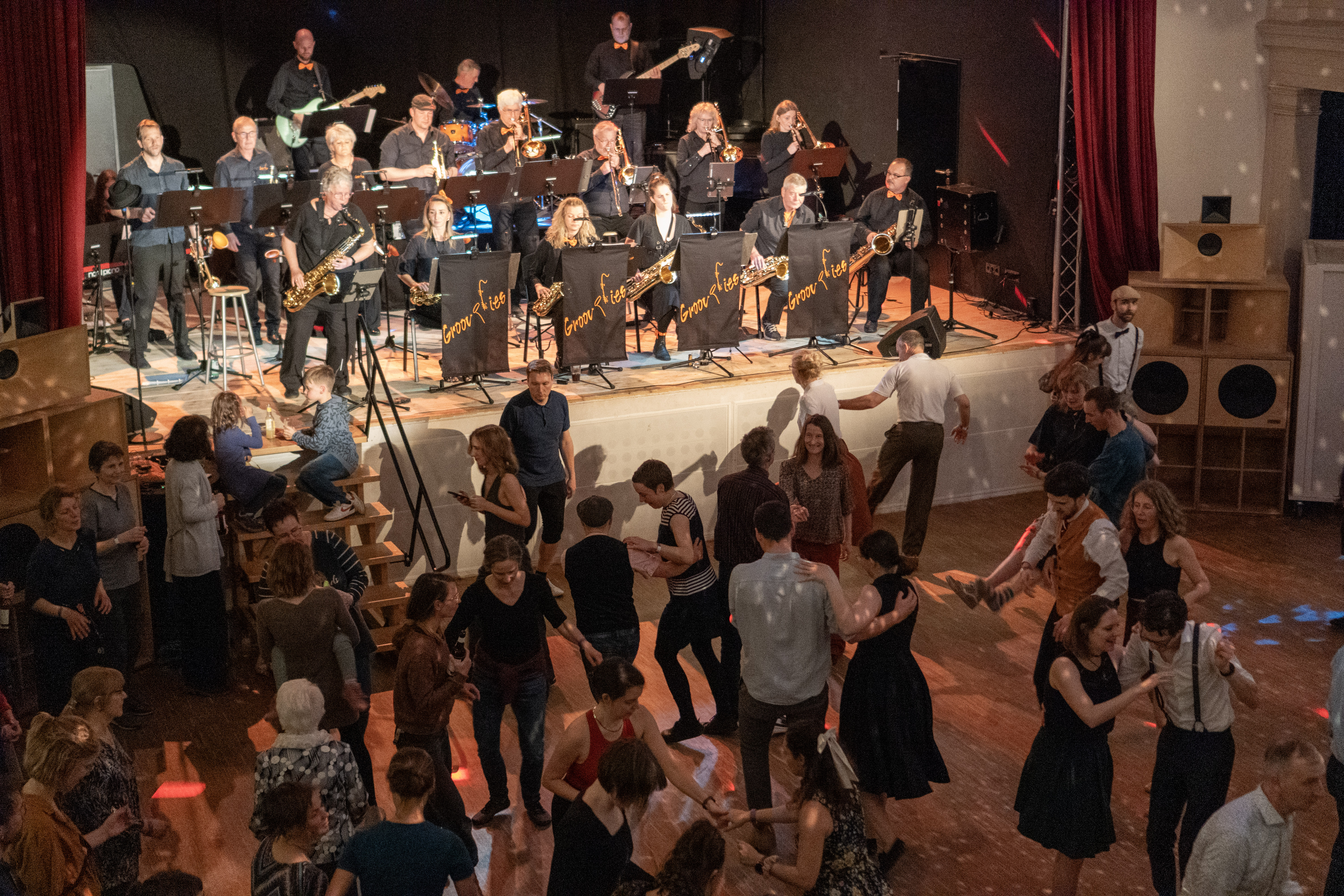 Bigband Groovties beim Auftritt mit Tänzern von Lindy Hop