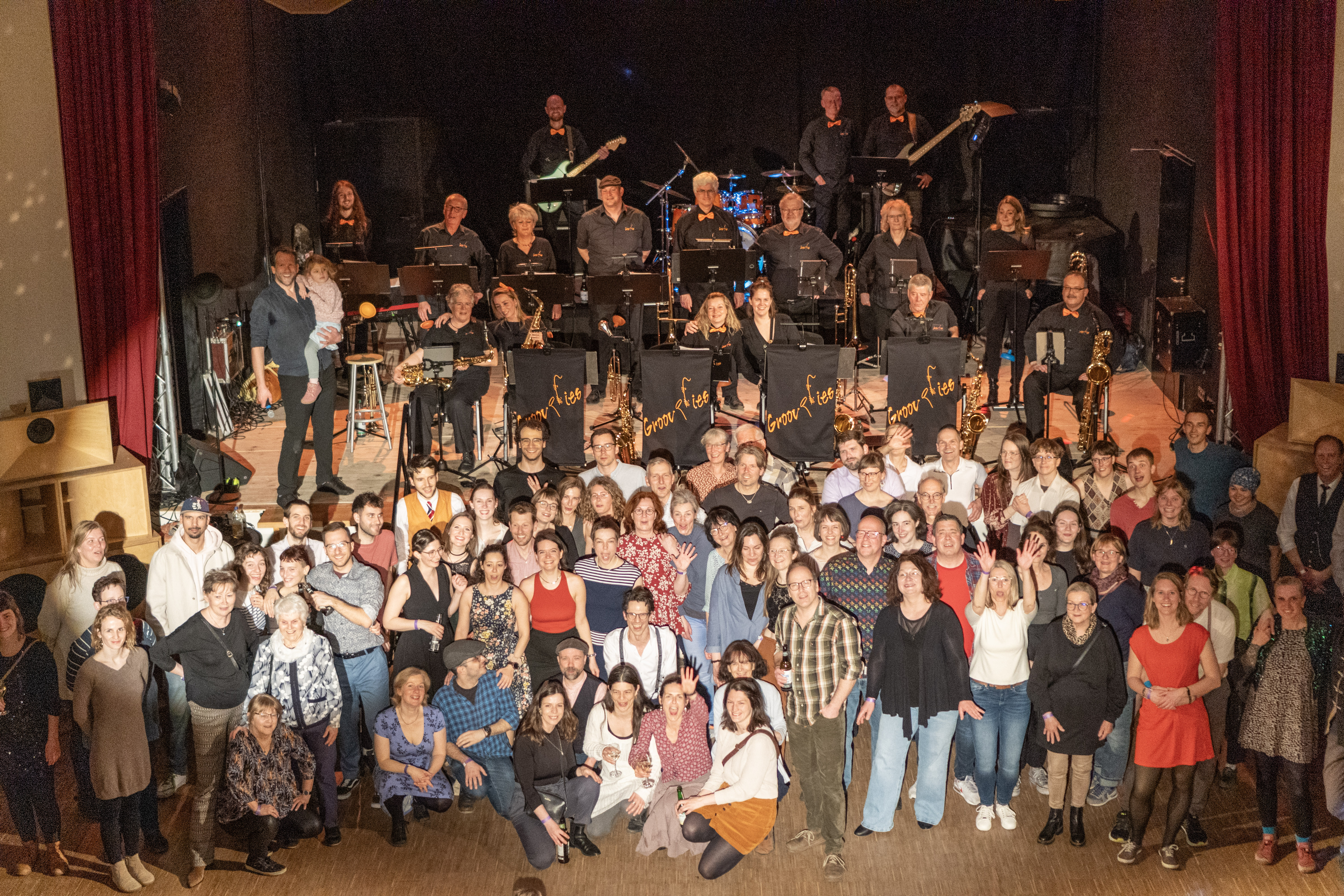 Abschlussfoto Bigband und Lindy Hop im Saal der STRAZE nach Swing Fever