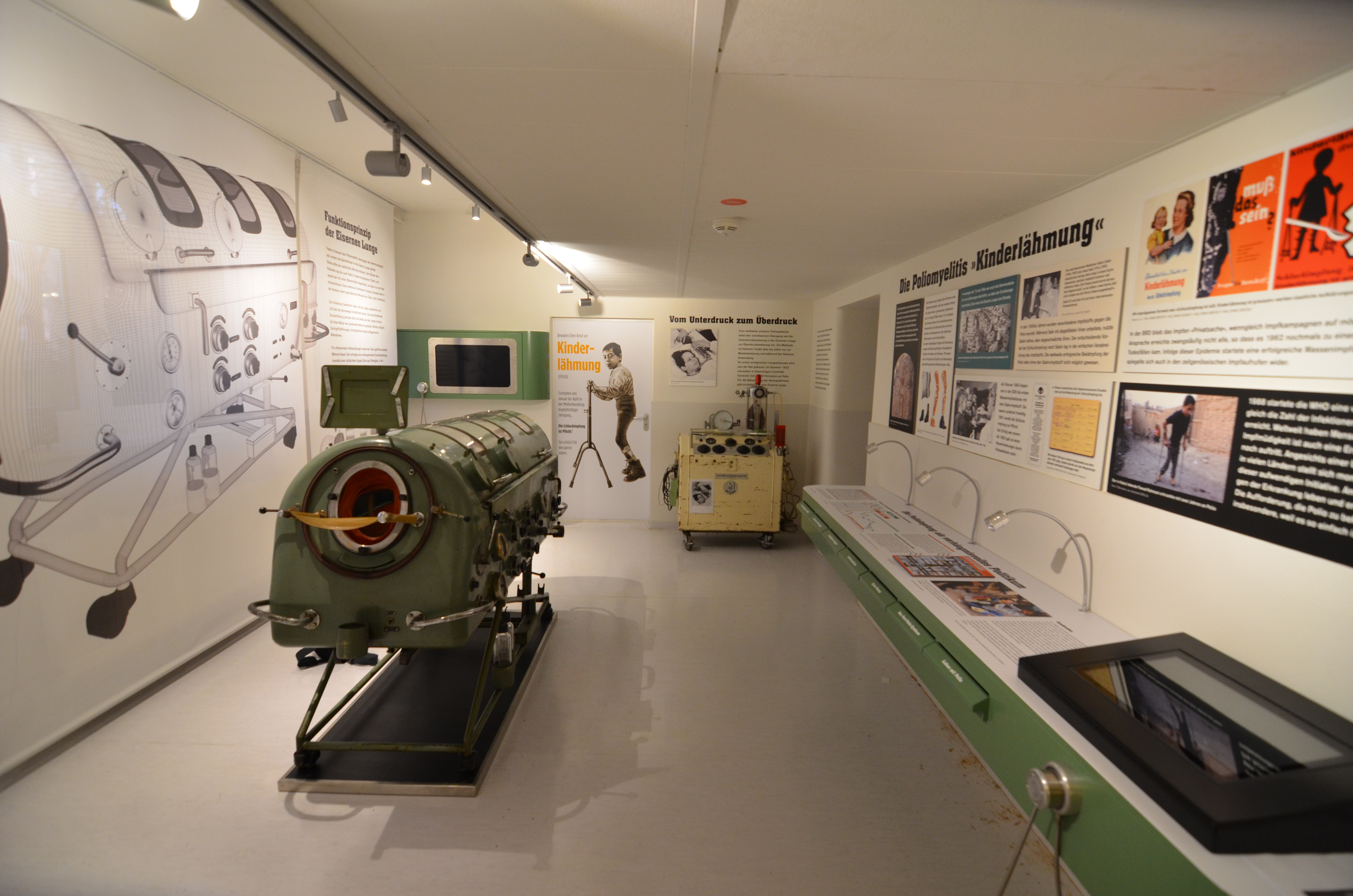 Ausstellungsraum medizinhistorische Sammlung der Universität mit der Eisernen Lunge