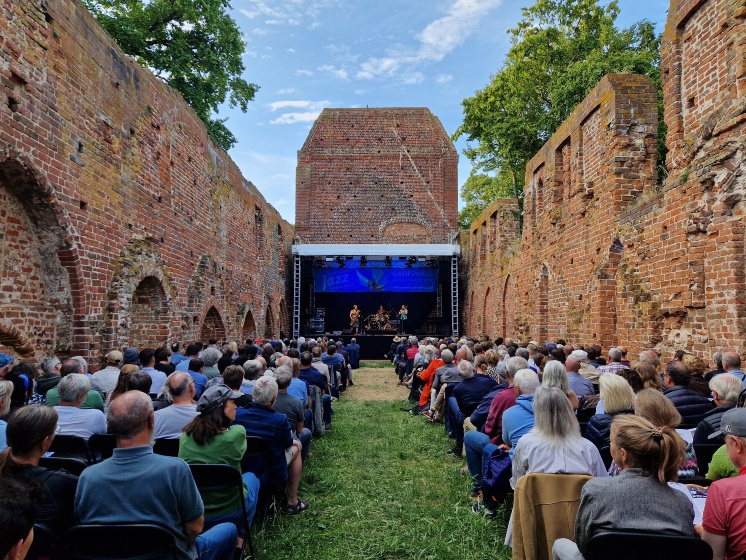Die Bühne der Eldenaer Jazz Evenings inmitten der Klosterruine Eldena - © Tobias Reppin Die Bühne der Eldenaer Jazz Evenings inmitten der Klosterruine Eldena