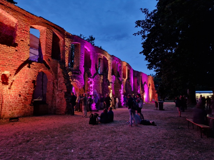 Die beleuchtete Klosterruine während der Eldenaer Jazz Evenings 2025 - © Tobias Reppin Die beleuchtete Klosterruine während der Eldenaer Jazz Evenings 2025