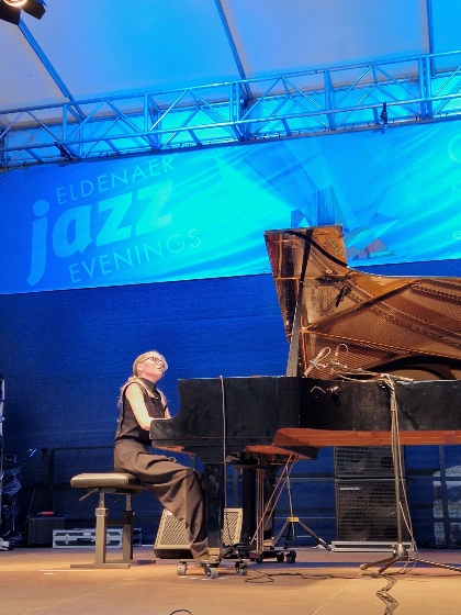 Johanna Summer am Piano auf der Bühne der Eldenaer Jazz Evenings - © Tobias-Reppin Johanna Summer am Piano auf der Bühne der Eldenaer Jazz Evenings
