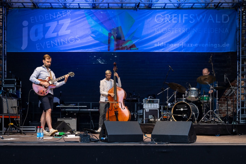 Krähe mobilauf der Bühne der Eldenaer Jazz Evenings - © Thomas Meyer Krähe mobilauf der Bühne der Eldenaer Jazz Evenings