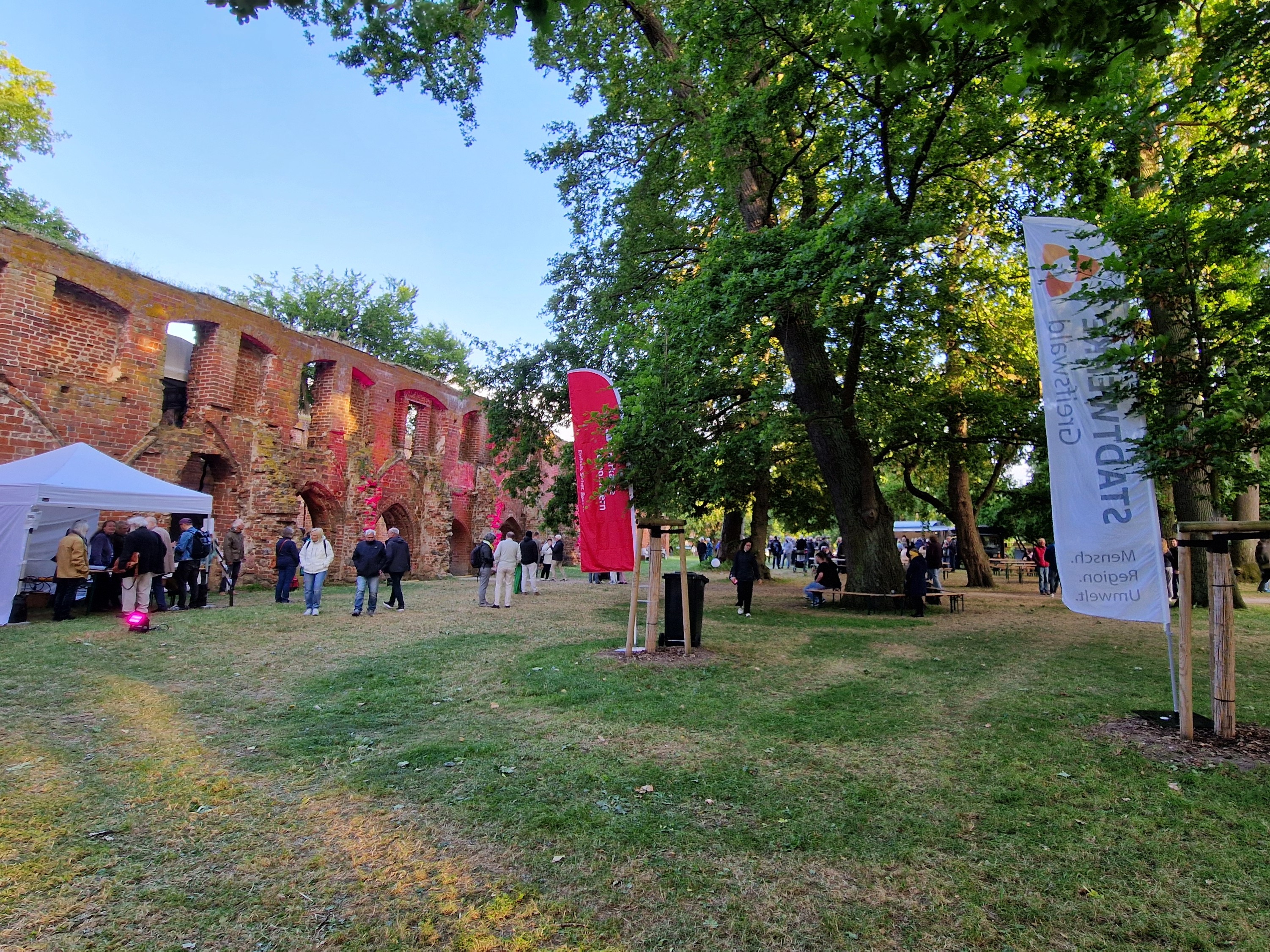 Eldenaer Jazz Evenings 2026, Veranstaltungsgelände mit Ruine im Hintergund
