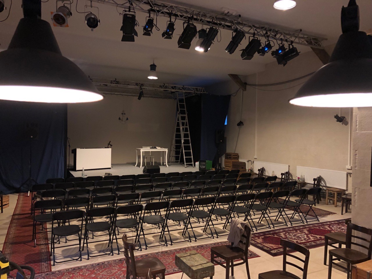Innenansicht der Theaterwerft mit Bühne und Bestühlung