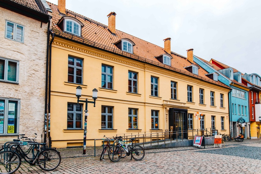 Außenansicht mit Haupteingang - © Wally Pruß Außenansicht mit Haupteingang