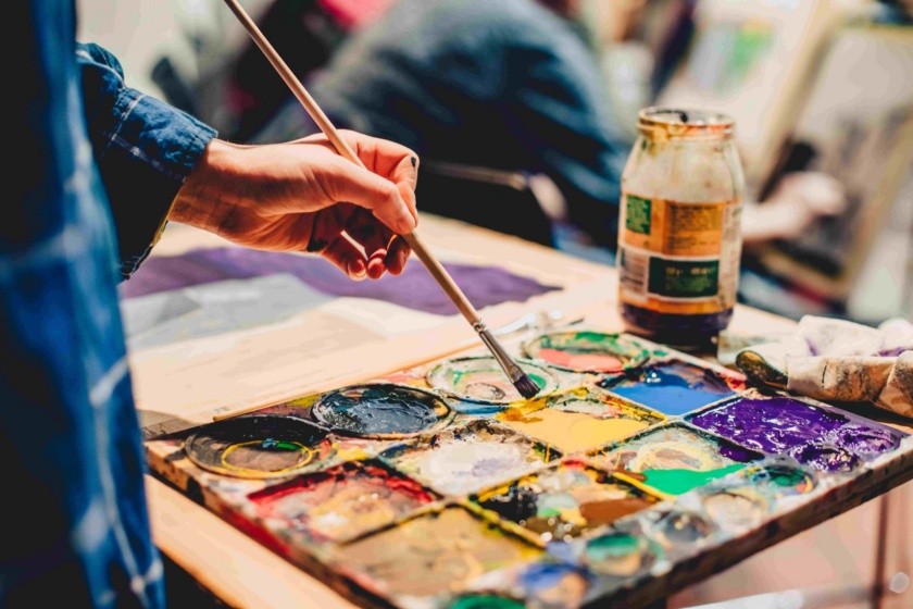 Detailansicht des Malkurses im kleinen Saal - © Wally Pruß Detailansicht des Malkurses im kleinen Saal