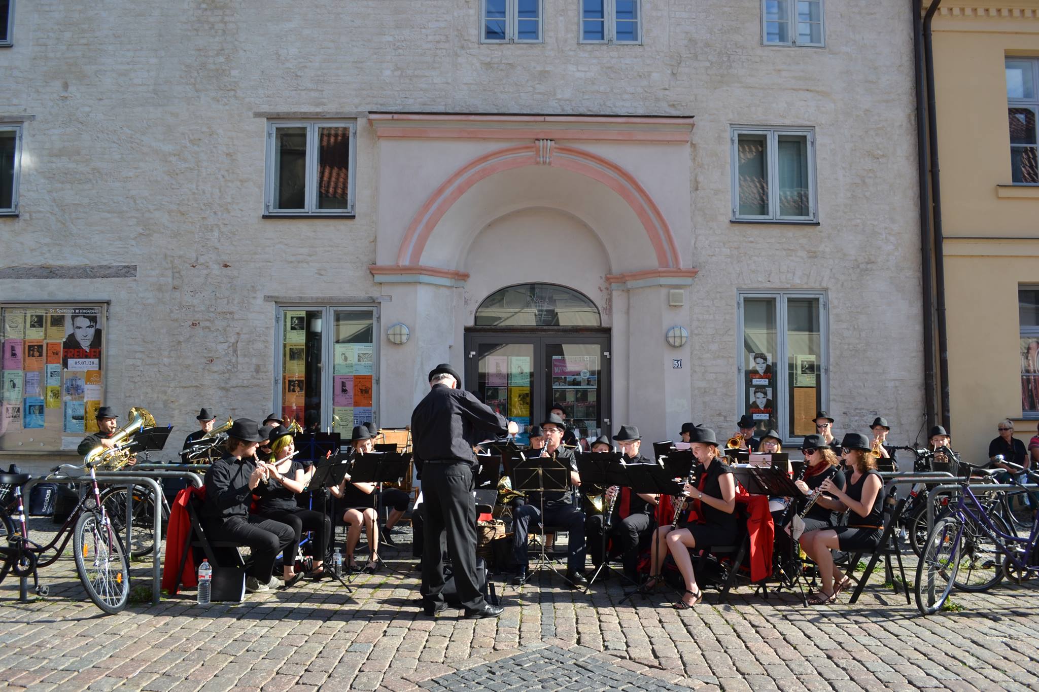 Jugendblasorchester Greifswald vor dem Eingang der alten Kapelle