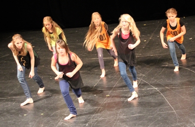 Jugend-Jazzdance-Gruppe im Theater