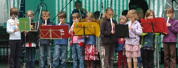 Kinder der MGA mit Flöte