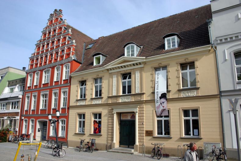 Stadtbibliothek Greifswald - Aussenansicht - © UHGW Stadtbibliothek Greifswald - Aussenansicht