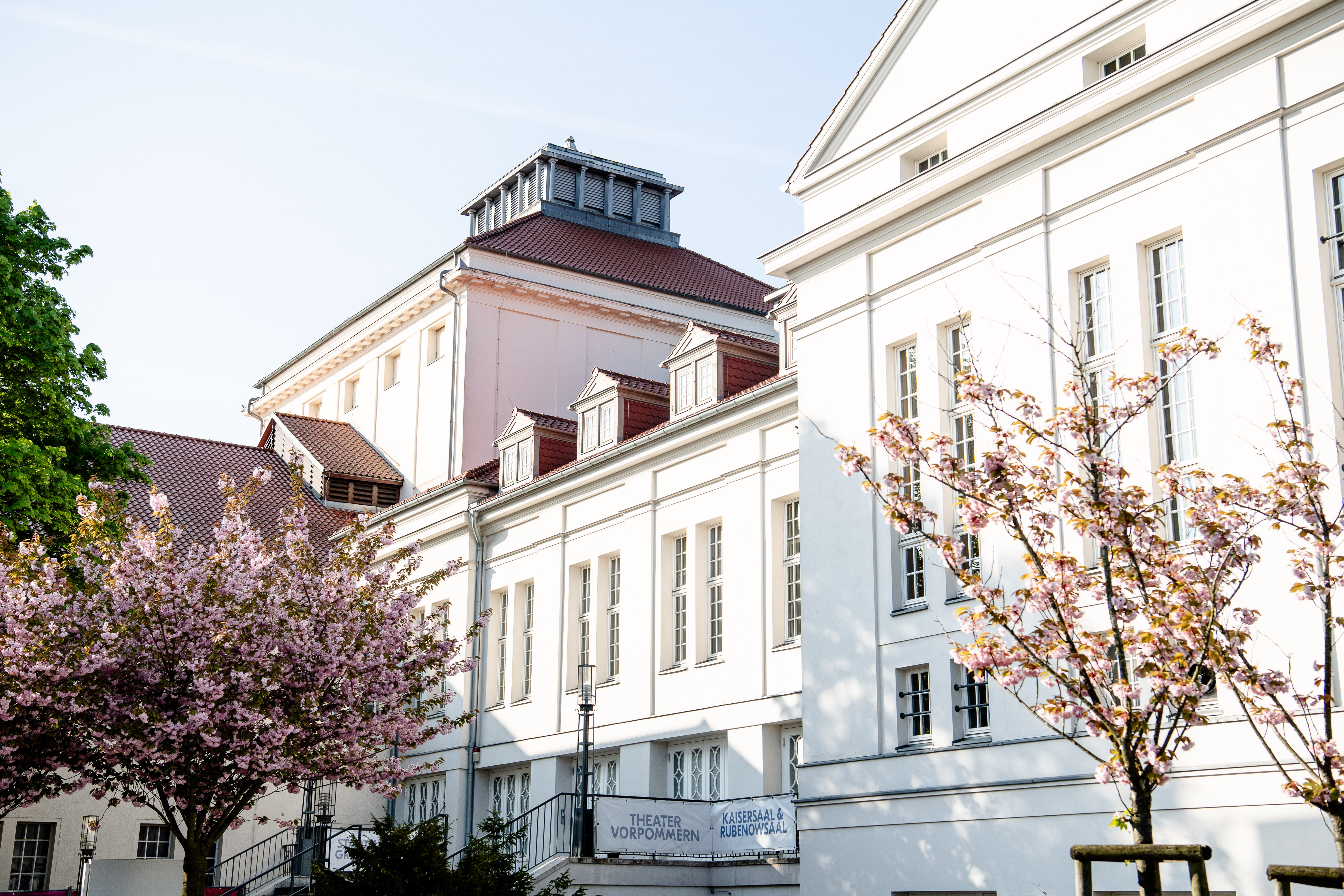 Stadthalle Greifswald im Frühling 