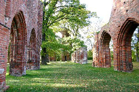 Klosterruine Eldena: Blick auf das Westportal aus östlicher Richtung