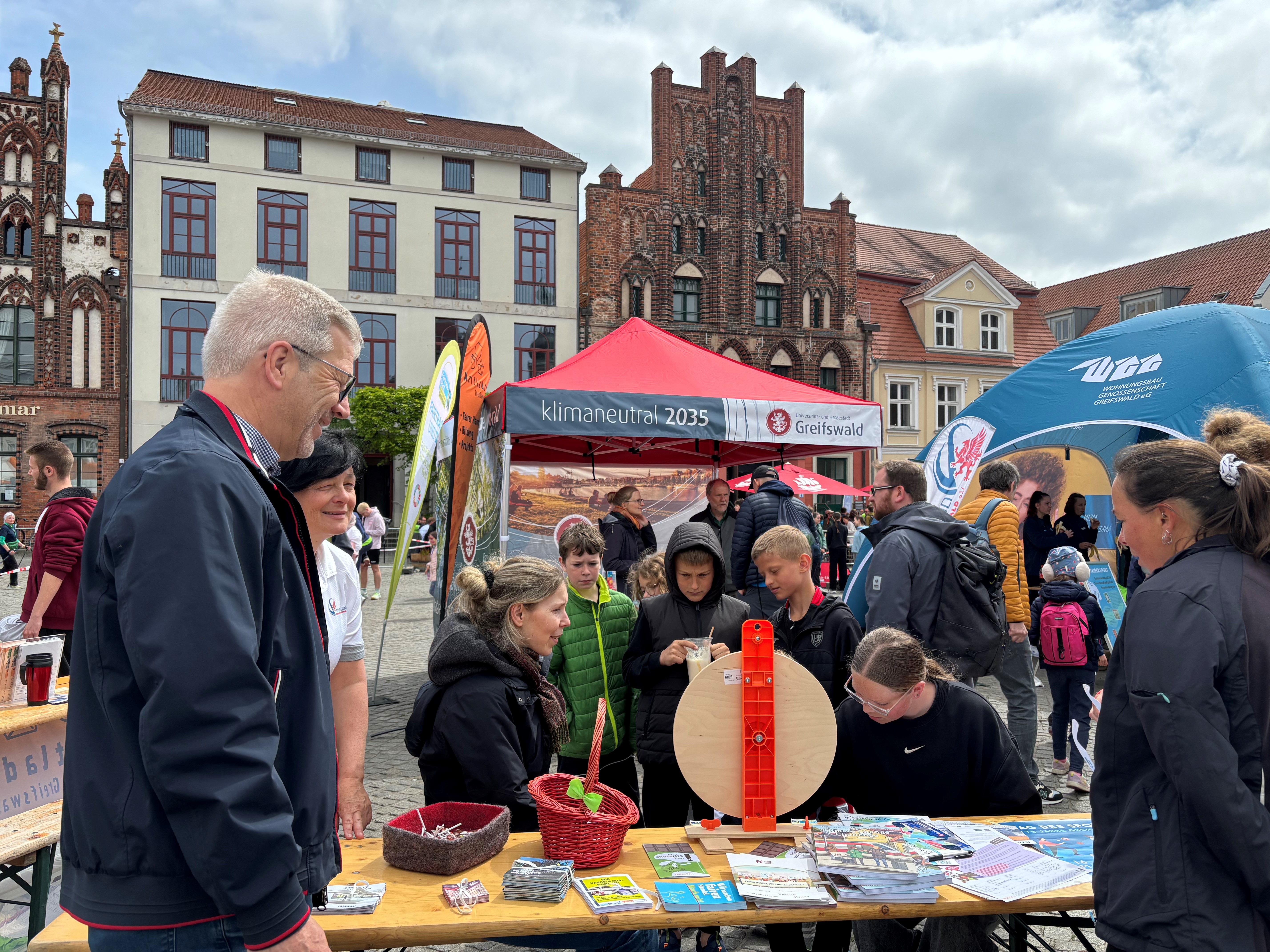 Der Oberbürgermeister am Fairtrade- und Nachhaltigkeitsstand