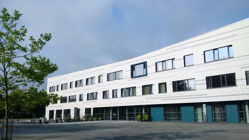 Blick auf den Eingang und die weiße Hausfassade der Integrierte Gesamtschule Erwin Fischer in Greifswald