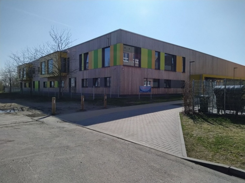 Blick auf die neu gepflasterte Einfahrt zur Kindertagesstätte Zwergenland in Greifswald und das neu gestaltete Gebäude