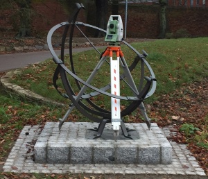 Messgerät der Vermessung und Ring-Sonnenuhr am Greifswalder Wall zwischen Lange Straße und Rubenowstraße im Herbst