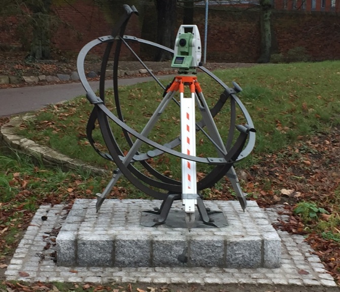 Bild Vermessung60.3 © Abteilung Vermessung Messgerät der Vermessung und Ring-Sonnenuhr am Greifswalder Wall zwischen Lange Straße und Rubenowstraße im Herbst