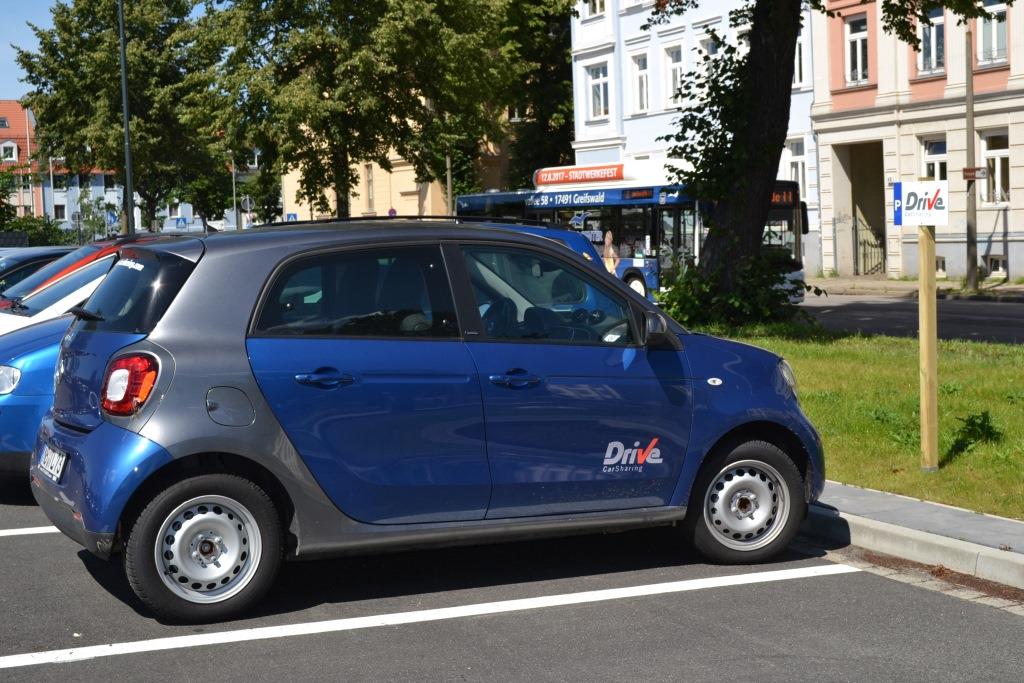 CarSharing-Stellfläche auf dem Parkplatz am Bahnhof 