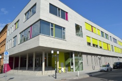 Blick auf die Kaethe Kollwitz Grundschule von der Langen Straße