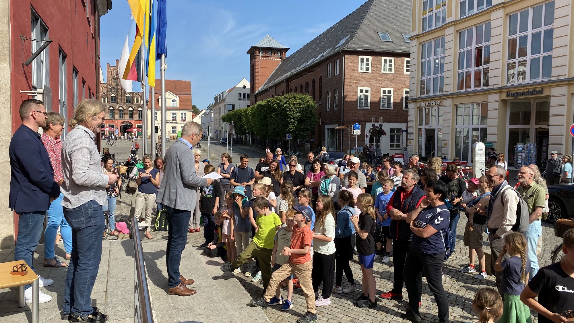 Die Gewinnerteams haben sich für die Siegerehrung des STADTRADELNS vor dem Rathaus versammelt.