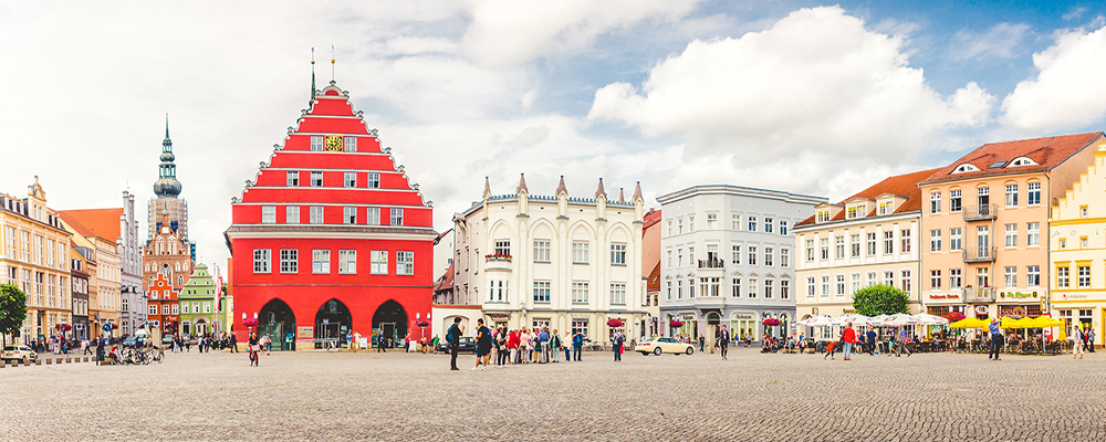 Blick auf den Greifswalder Marktplatz mit Rathaus und Dom St. Nikolai