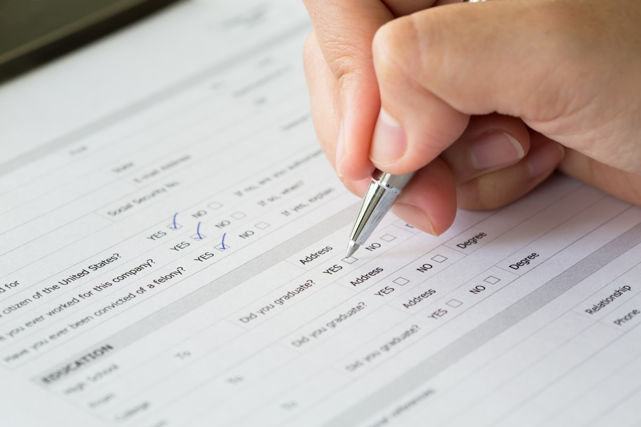 Umfragebogen mit Hand und Stift