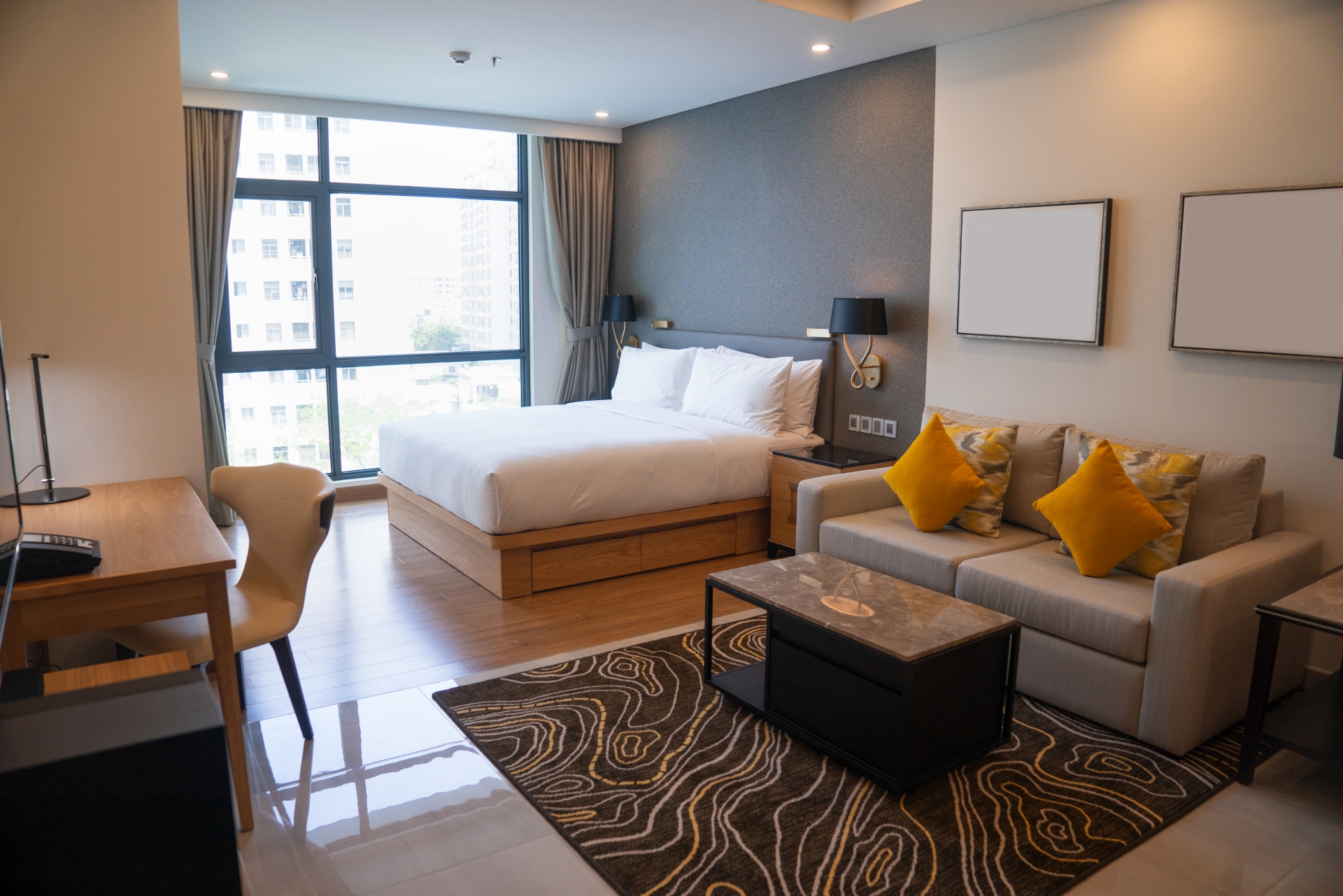 Hotelzimmer mit Doppelbett