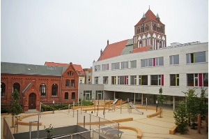 Hof mit Spielplatz Hof mit Spielplatz