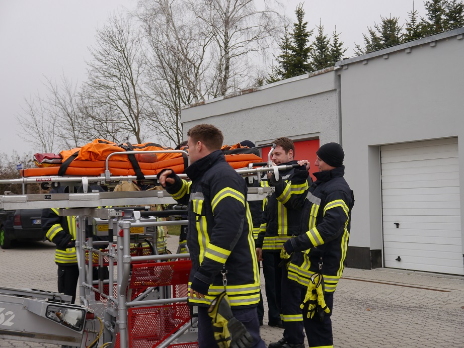 Die Krankentrage auf dem Korb der Drehleiter kommt dann zum Einsatz, wenn eine Person aus dem Gebäude gerettet werden muss.