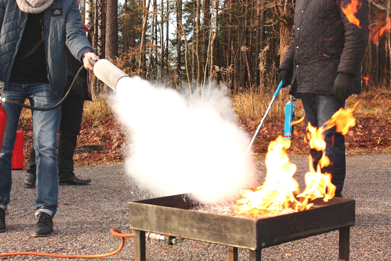 Feuerschale wird mit Feuerlöscher gelöscht