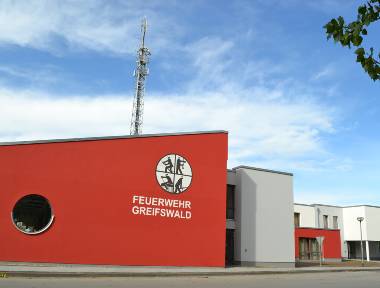 Blick auf das Gebäude der Feuerwehr Greifswald in der Wolgaster Straße