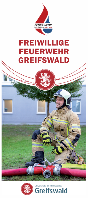 Feuerwehrmann in kniet vor Verteiler