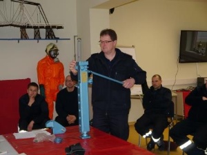 Der Gerätewart der Feuerwehr Greifswald stellt im Schulungsraum verschiedene Geräte vor