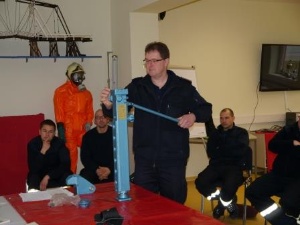 Der Gerätewart der Feuerwehr Greifswald stellt im Schulungsraum verschiedene Geräte vor - © Feuerwehr Greifswald Der Gerätewart der Feuerwehr Greifswald stellt im Schulungsraum verschiedene Geräte vor