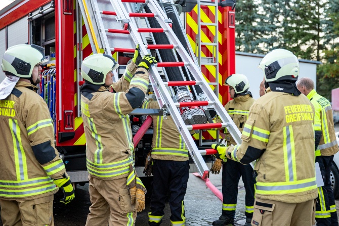 Ausbildungsdienst der Freiwilligen Feuerwehr © André Gschweng mehrere Einsatzkräfte nehmen eine Leiter vom Fahrzeug