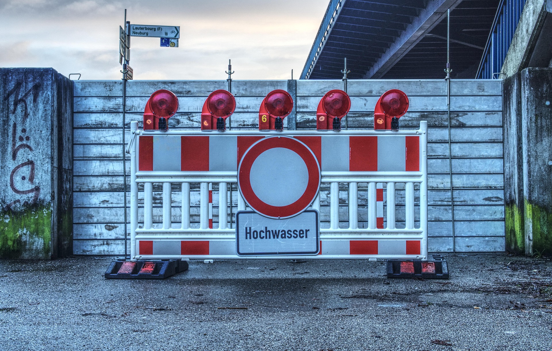 Absperrung mit Warnschild Hochwasser